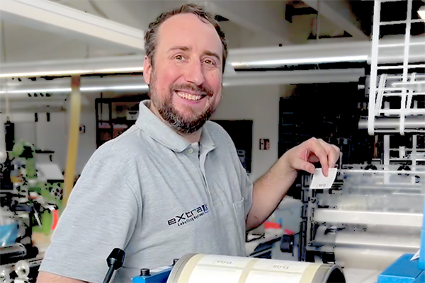 Ein neues Gesicht im Maschinensaal Björn Schildhorn im Einsatz für eXtra4-Etiketten im 3-Farb-Druck